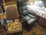 Различные офисные кресла: бюджетное и гораздо более совершенное (кресло руководителя)