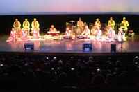 Музыканты оркестра «Виратангана» играют на индийских инструментах с многовековой историей. Дом Кино, г. Москва, 7 мая 2023г