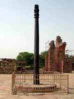 Индийский железный столб (Делийская или Кутубова колонна). г. Дели, Индия