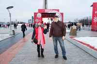 Алла и Владимир Лях на фоне сцены, где проходил концерт в Новогоднюю ночь. Здесь встречали Новый год тысячи москвичей и гостей столицы. 31.12.2023г