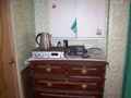 Нижняя комната (гостиная). Старинный комод, посудный шкафчик, усилитель звуковой частоты