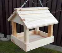 Типичная кормушка для мелких птиц Типичная кормушка для мелких птиц