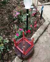 Садовый стульчик из древесной колоды. Вид снизу Садовый стульчик из древесной колоды. Вид снизу