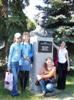 Фото на память у памятника Герою Советского Союза Д.Е. Нечаеву