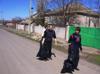 Уборка мусора по улице Школьной