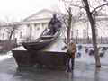 Памятник Михаилу Шолохову на Гоголевском бульваре. Сзади - головы плывущих лошадей