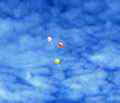 В небо уносятся три воздушных шара. 24 мая 2014г