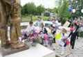 Возложение цветов к подножию Мемориала. Митинг в честь Дня Победы в х. Нижнепопов, 8 мая 2016г