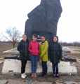 Группа учащихся Нижнепоповской школы на Караул-кургане около памятника храбрым русичам. март 2019г