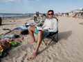 Анапа, октябрь 2020г. Центральный пляж.  Павел Лях читает книгу индийской писательницы Раундати Рой