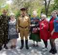 День Победы в посёлке Шолоховском. Жители с красными лентами Победы. 9 мая 2020года