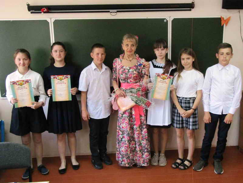 Лях Алла Павловна со своим 7 классом. Через несколько дней они станут восьмиклассниками. 25.05.2019г