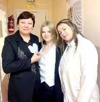 День учителя-2025 в Нижнепоповской школе. Ученицы вручают В.И. Кучеровой символичное бумажное сердечко. 3.10.2025г