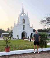 Павел Лях на фоне католического храма. Индия, штат Карнатака, декабрь 2025г