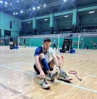 Павел Лях перед игрой в бадминтон. Индия, штат Карнатака, декабрь 2025г