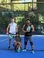 Павел Лях (слева) и индийские друзья-бадминтонисты. Декабрь 2025г