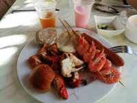 Пиво с крабами, креветками и булочками из батата в пляжном баре. Куба, Варадеро, сентябрь 2021г