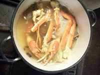 Конечности краба опилио после варки остывают в бульоне. Октябрь 2025г