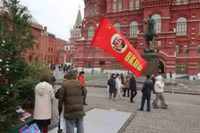 Москва, в честь дня рождения И.В. Сталина люди идут аозложить цветы на его могилу у Кремлевской стены. 21.12.2025г