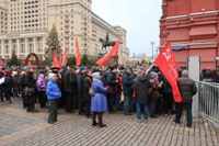 Москва, в честь дня рождения И.В. Сталина люди идут аозложить цветы на его могилу у Кремлёвской стены. 21.12.2025г