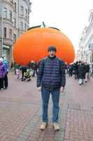 Москва, Арбат. Максим Лях на фоне грандиозного апельсина. 18.12.2025г