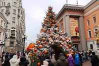 Москва предновогодняя. Можно пройти прямо через ёлку - такого арт-объекта на Арбате ещё не было. 21.12.2025г