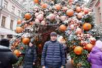 Москва предновогодняя. Максим Лях перед ёлкой, сквозь которую можно пройти. Арбат у театра имени Евгения Вахтангова. 21.12.2025г