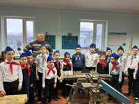 Те же "орлята" теперь позируют в школьной мастерской на встрече с "мастером" Кащеевым Павлом Васильевичем в тех же, наскоро наброшенных пилотках и галстуках. 12.12.2025г