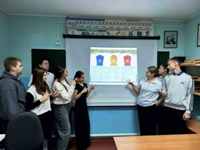 Так выглядит кабинет физики и информатики сейчас. Школьники позируют не скрывая этого. Декабрь 2025г