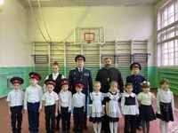 В нарушение Конституции РФ в школьном мероприятии активно участвует служитель церкви. 11.12.2025г