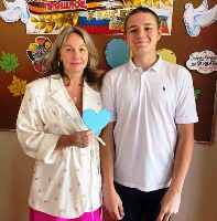 День учителя-2025 в Нижнепоповской школе. Ученик вручает Е.С. Радюкиной символичное бумажное сердечко. 3.10.2025г День учителя-2025 в Нижнепоповской школе. Ученик вручает Е.С. Радюкиной символичное бумажное сердечко. 3.10.2025г