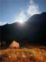 Красная Поляна, Сочи. Палаточный лагерь на высоте 2000 метров в ночное время. Сентябрь 2025г